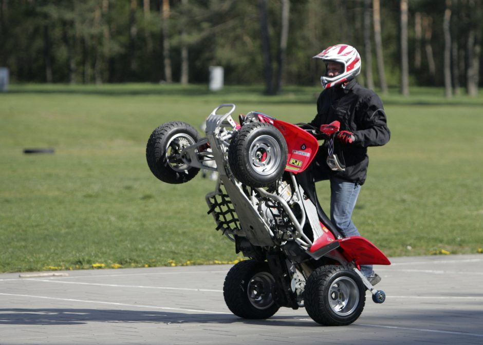 Neramūs laikai mopedų ir keturračių vairuotojams: ketinama didinti baudas