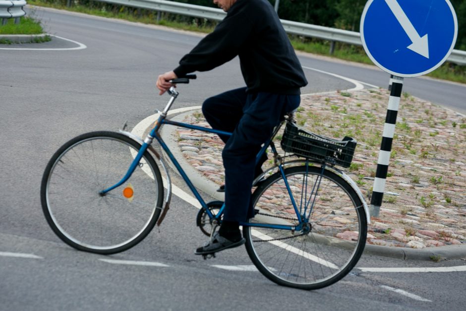 Būna ir taip: girtas dviratininkas taranavo stovintį „BMW X5“