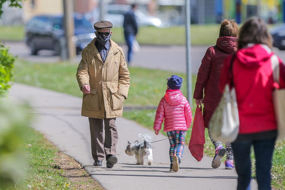 Europos šalys palengva vaduojasi iš COVID-19: Lietuvai atsipalaiduoti nepatariama