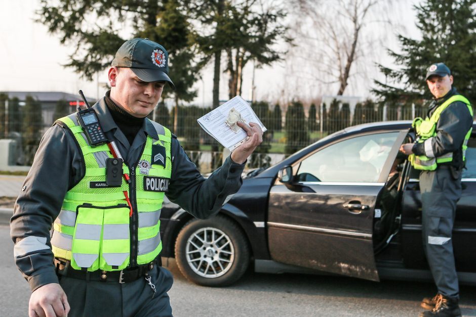 Girtam vairuotojui išsisukti nepavyko – 900 eurų kyšio pareigūnai nepaėmė