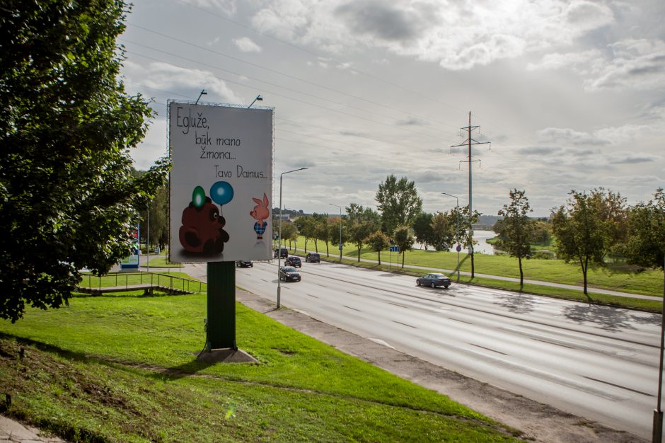 Plakatai sukėlė diskusiją: piršlybos per visą miestą ar apsukri reklama?