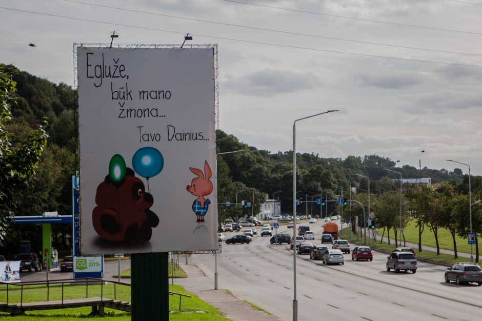 Plakatai sukėlė diskusiją: piršlybos per visą miestą ar apsukri reklama?