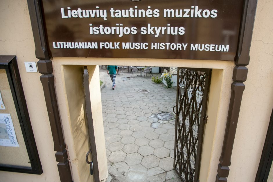 Pribloškė vestuvės muziejuje: turistus pasitiko šampanu nukloti stalai