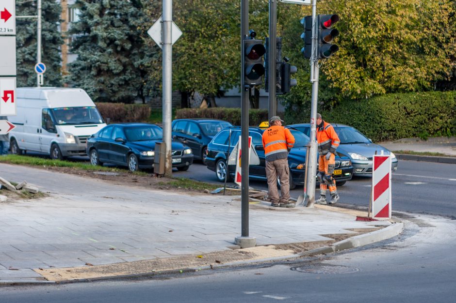 Apie tvarkomą sankryžą Kaune: vėl eilinė darbininkų arba savivaldybės „kliurka“