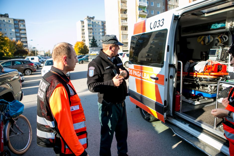 Reidas Kaune su nežymėtu policijos automobiliu