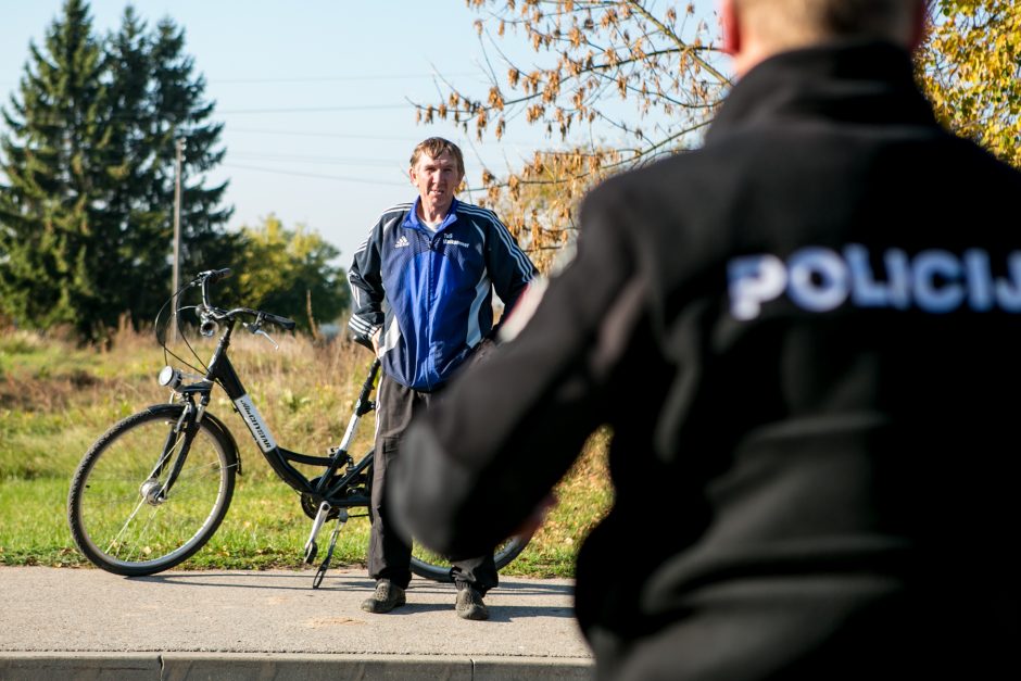 Reidas Kaune su nežymėtu policijos automobiliu