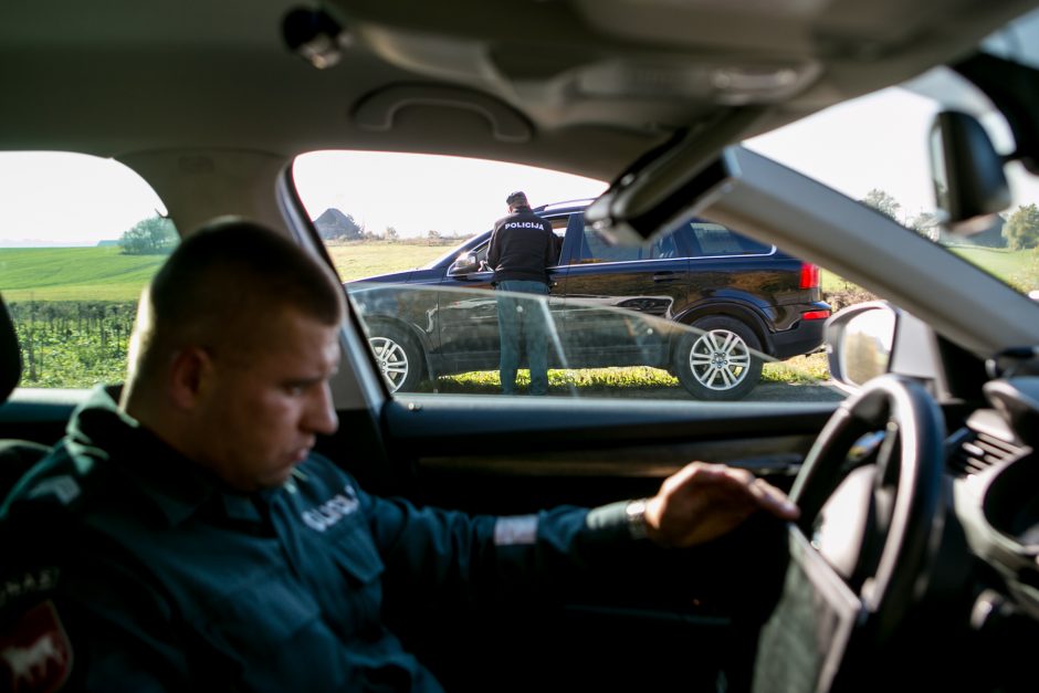 Reidas Kaune su nežymėtu policijos automobiliu