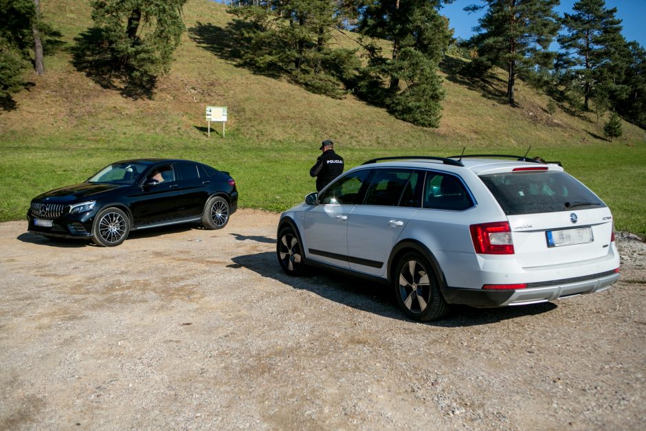 Reidas Kaune su nežymėtu policijos automobiliu