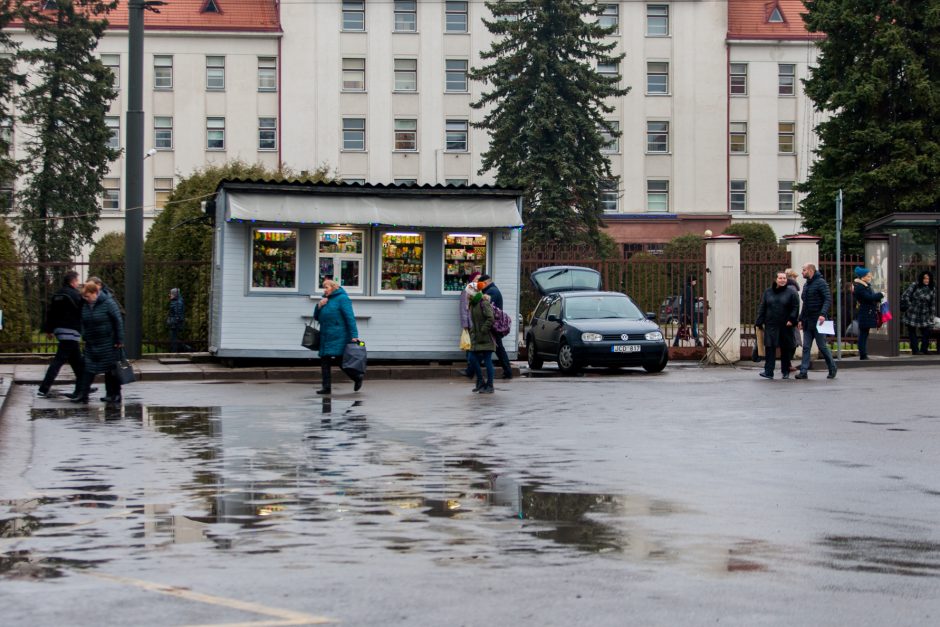 Iš troleibuso išlaipinta kaunietė: eismo organizavimas prie Klinikų – baisus