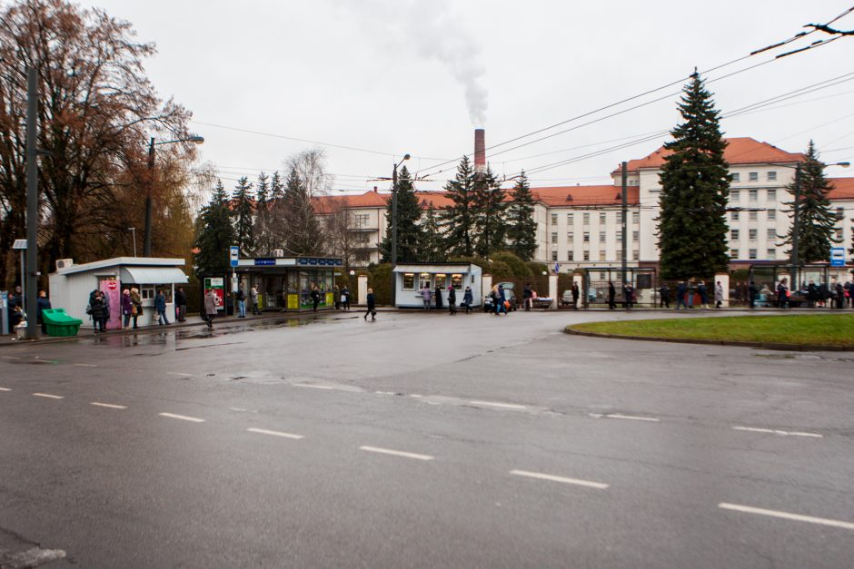 Iš troleibuso išlaipinta kaunietė: eismo organizavimas prie Klinikų – baisus