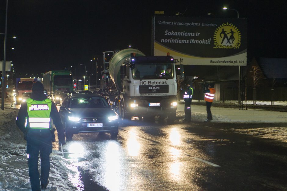 Akibrokštas reido metu: girtas vairuotojas bandė išsisukti išgerdamas alaus