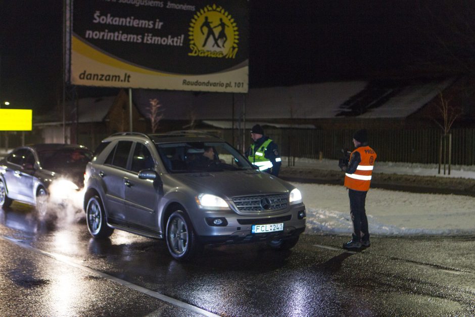 Akibrokštas reido metu: girtas vairuotojas bandė išsisukti išgerdamas alaus