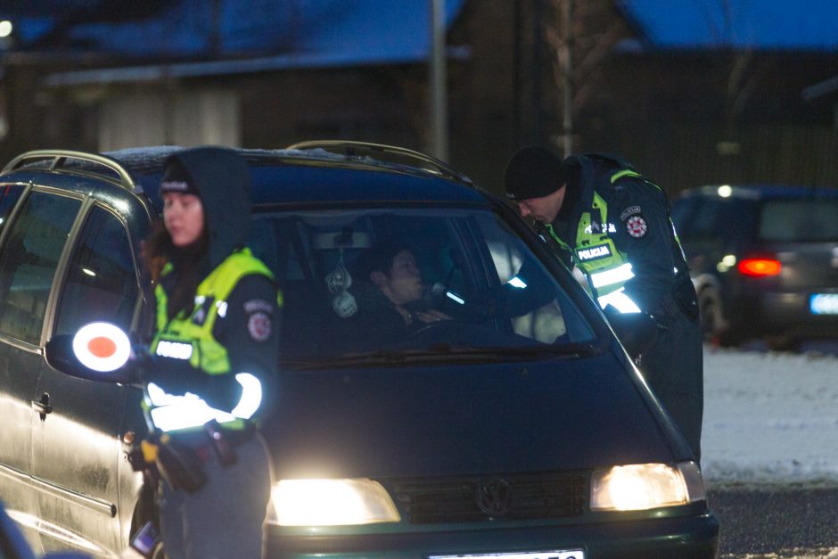 Akibrokštas reido metu: girtas vairuotojas bandė išsisukti išgerdamas alaus