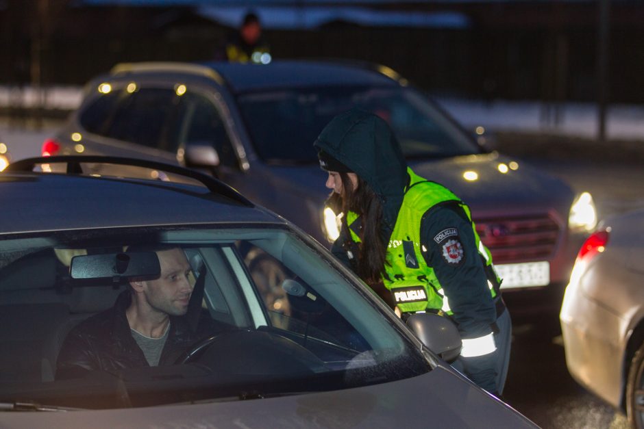 Akibrokštas reido metu: girtas vairuotojas bandė išsisukti išgerdamas alaus