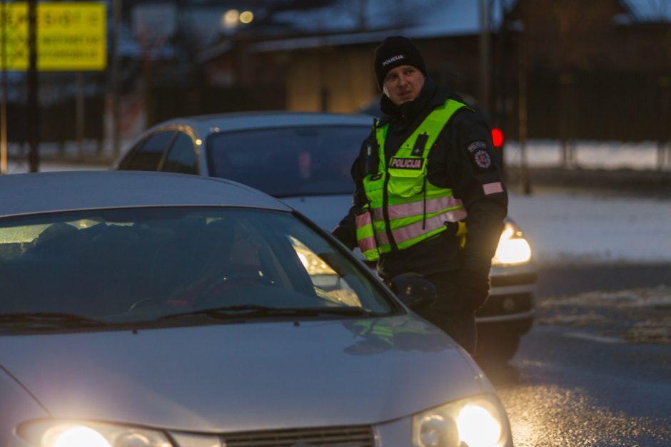 Akibrokštas reido metu: girtas vairuotojas bandė išsisukti išgerdamas alaus