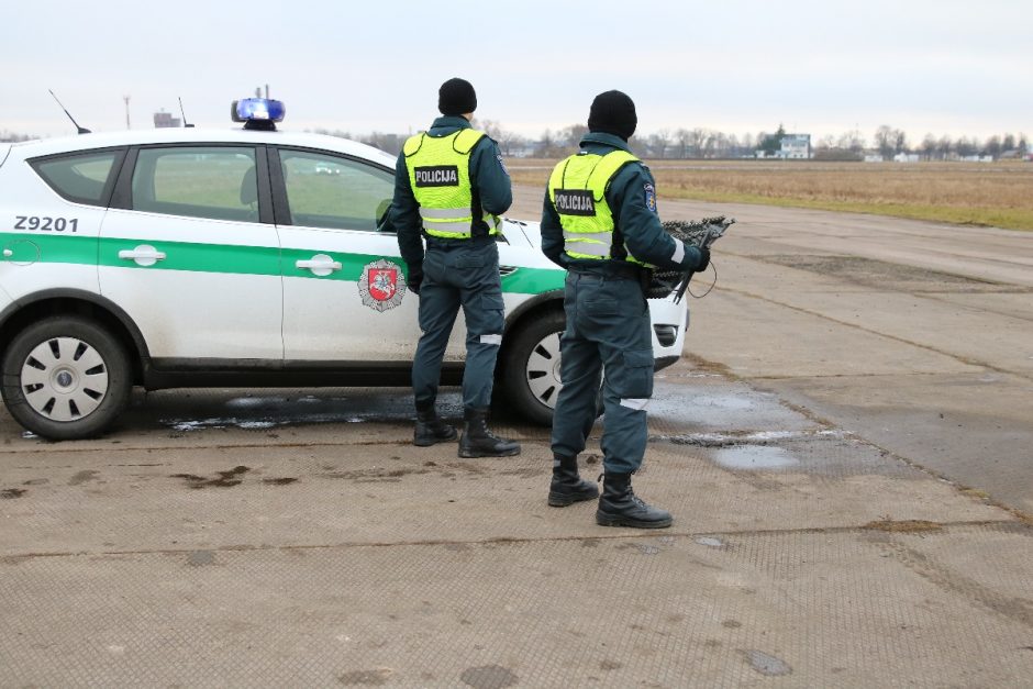 S. Dariaus ir S. Girėno aerodrome – būrys pareigūnų ir aidintys šūviai