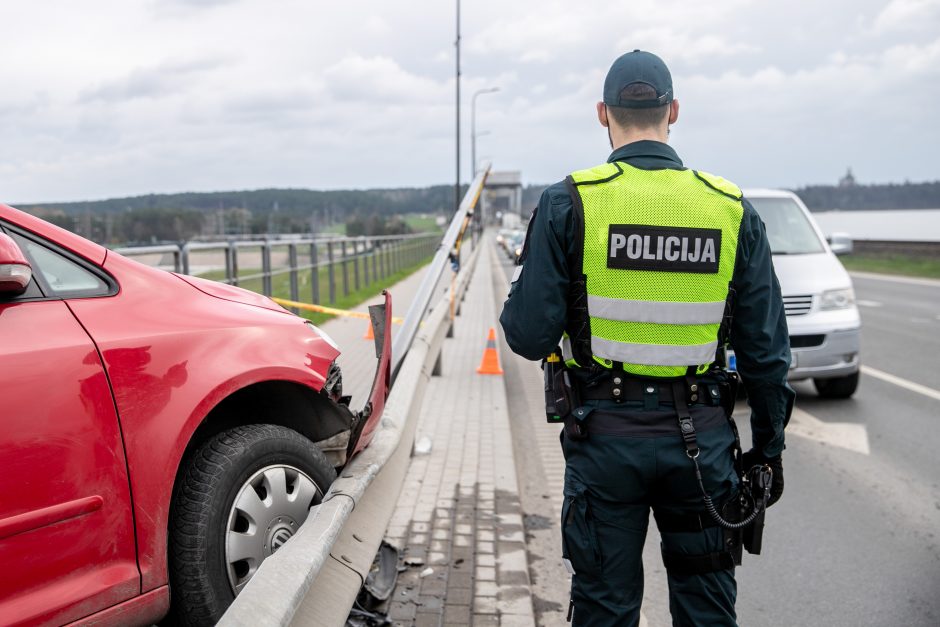 Kaune ant atitvaro pavojingai pakibo moters vairuojamas „Volkswagen“