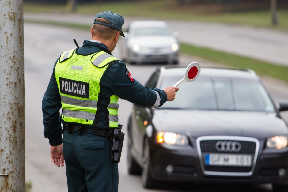 Prie vairo girtai sulaikytai Panevėžio teisėjai gresia baudžiamoji atsakomybė