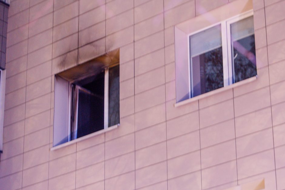 Prie „Molo“ liepsnojo butas: išgelbėta savininkė, evakuota dešimt žmonių 