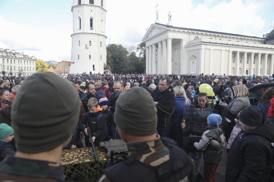 Angelų sargų dieną sostinėje – kinologų, motoakrobatų, žirgų ir „Aro“ kovotojų šou