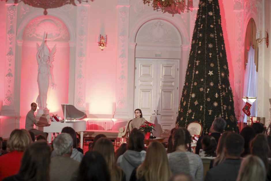 G. Nausėda ir pirmoji ponia Prezidentūroje įžiebė Kalėdų eglę