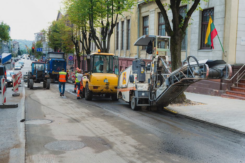 „Autokaustą“ toliau klampina brokas – turės perkloti asfaltą Maironio gatvėje