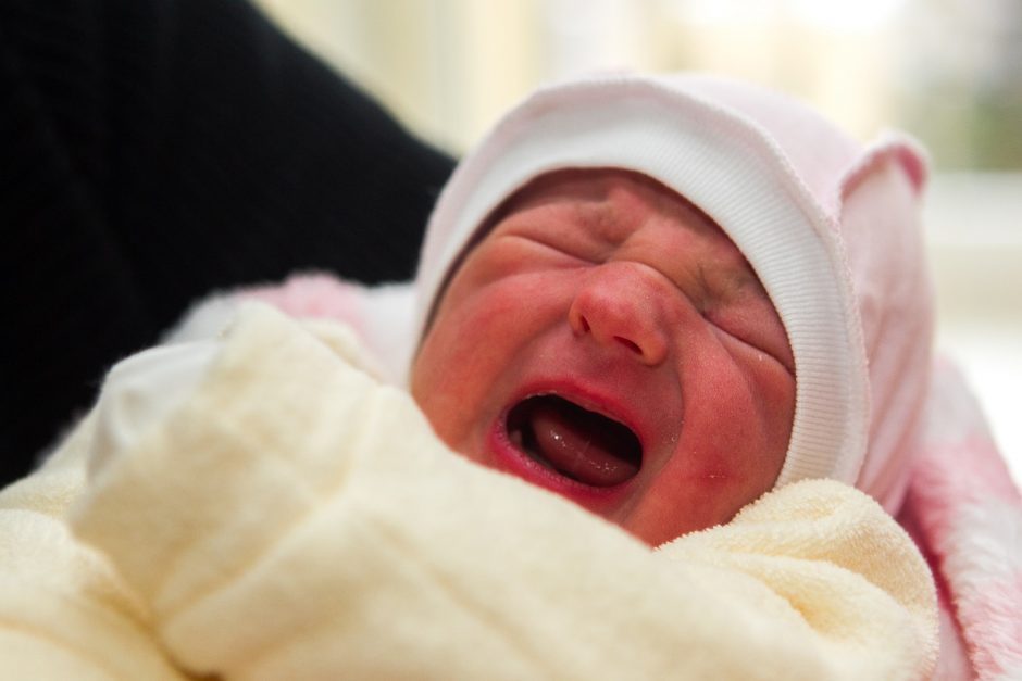 Tyrimas šokiravo: prieš akis – išbalusi nepilnametė ir jos kūdikis, pamėlęs nuo bado