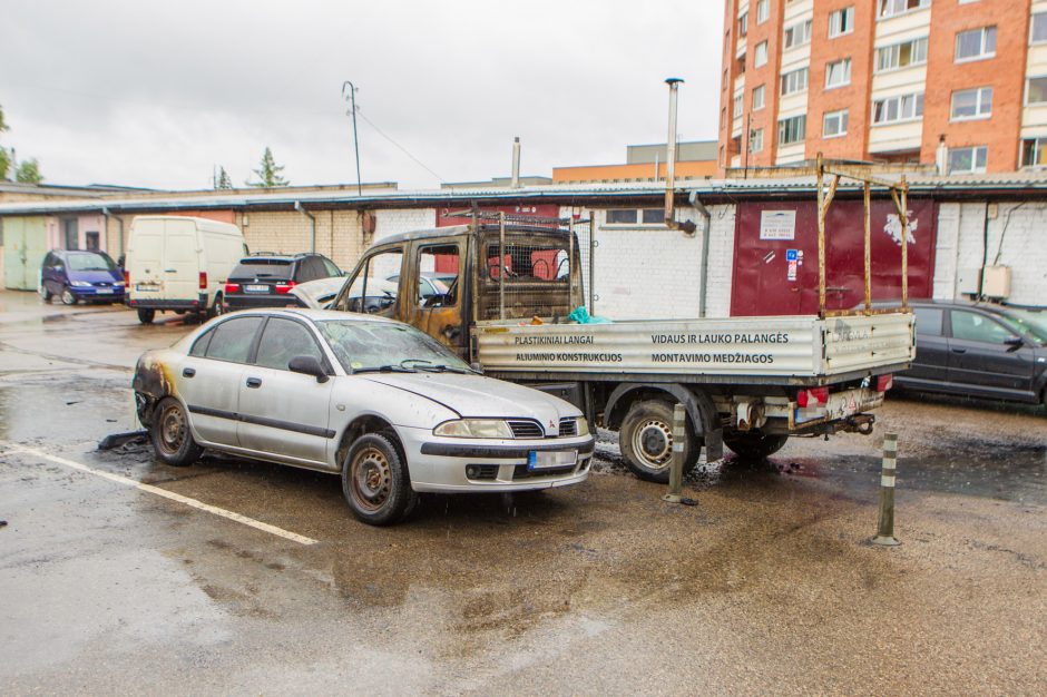 Naktį Kauno ugniagesiai skubėjo gesinti pleškančių automobilių 