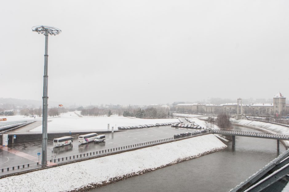 Į Kauną sugrįžo žiema, į gatves – kelininkai 