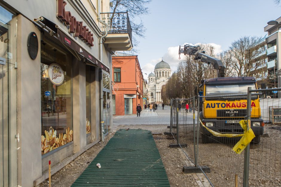 Per plauką nuo tragedijos: Laisvės alėjoje ant pėsčiųjų tako užvirto sunkvežimis