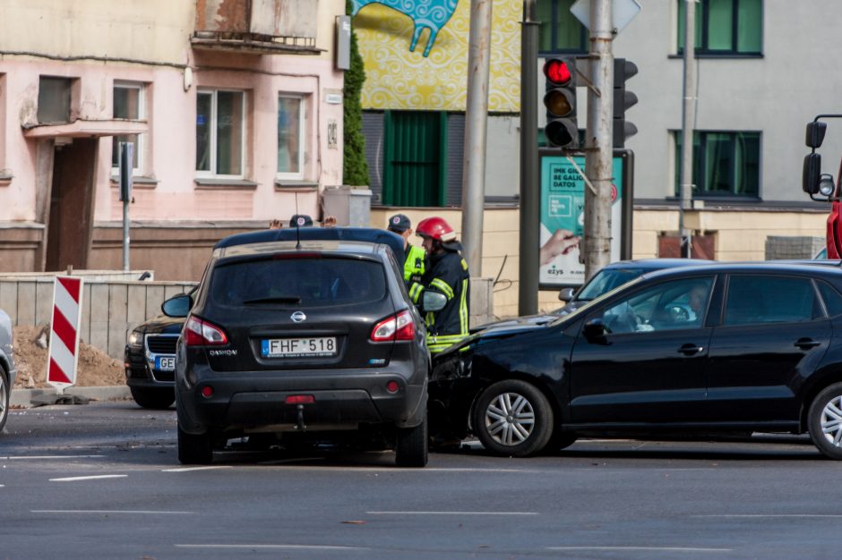 Tarsi užkeiktoje sankryžoje Kaune – masinė avarija, sužaloti trys žmonės