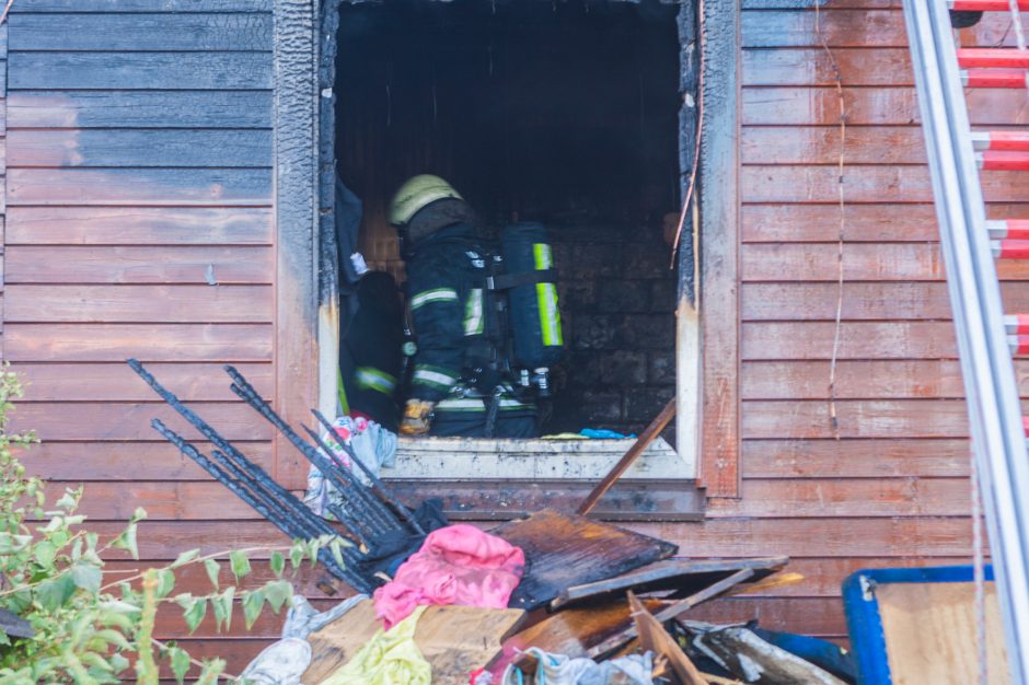 Didžiulės pajėgos lėkė į Eigulių gatvę – degė gyvenamasis namas 