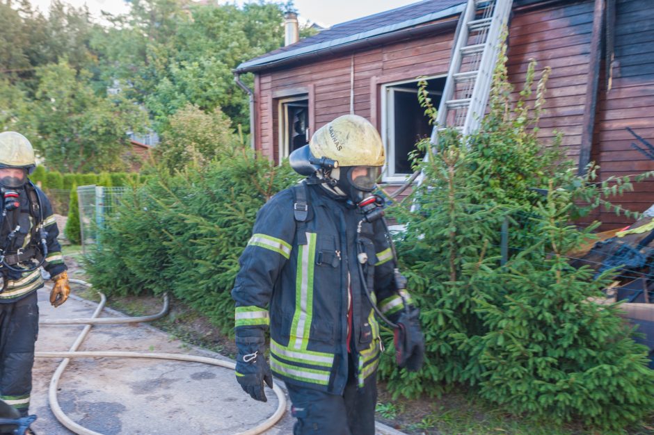 Didžiulės pajėgos lėkė į Eigulių gatvę – degė gyvenamasis namas 