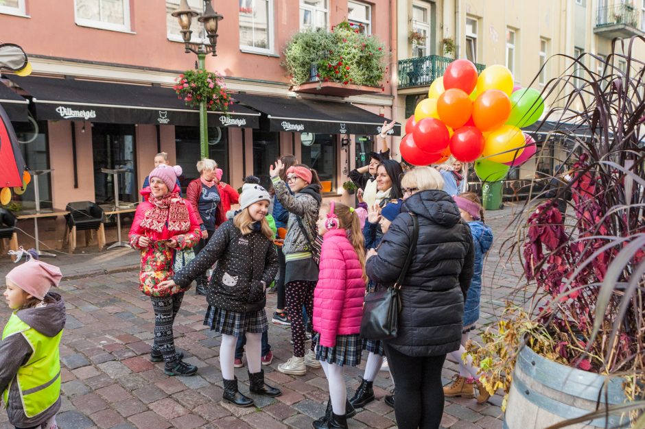 Mažieji kauniečiai Senamiestyje dovanojo šypsenas