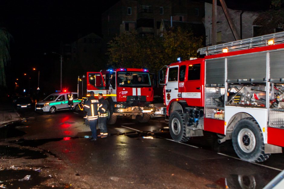 Kauno ugniagesius ant kojų sukėlė gaisras daugiabutyje