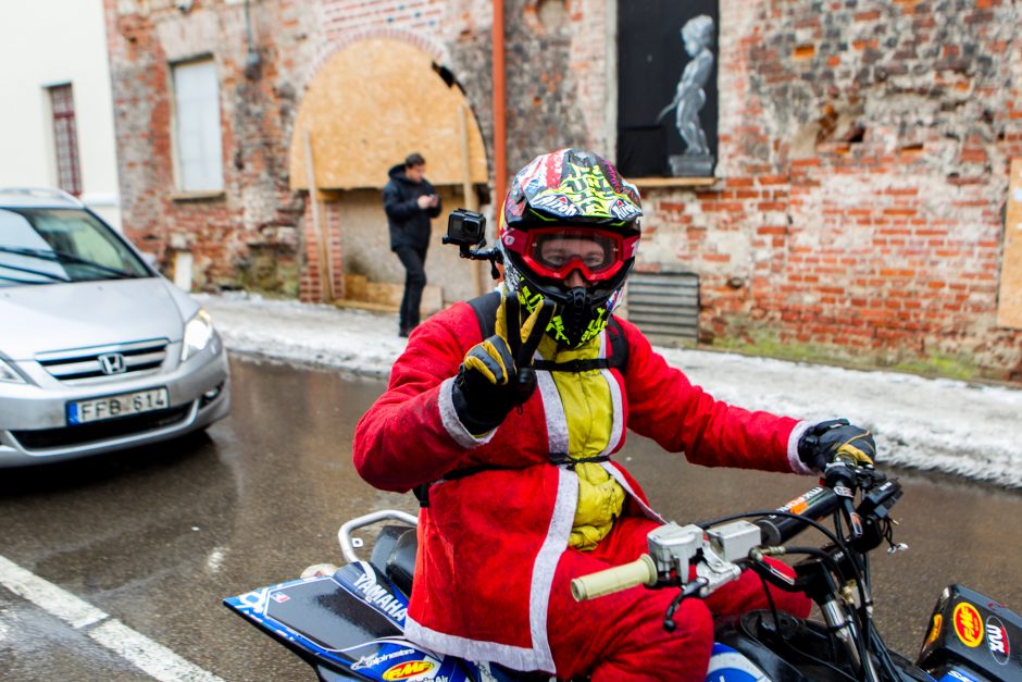 Kalėdų Seneliai į Rotušės aikštę sulėkė keturračiais