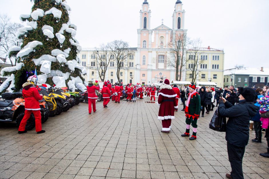 Kalėdų Seneliai į Rotušės aikštę sulėkė keturračiais