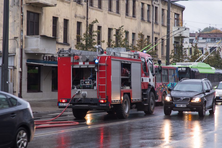 Netoli Kauno autobusų stoties supleškėjo troleibusas