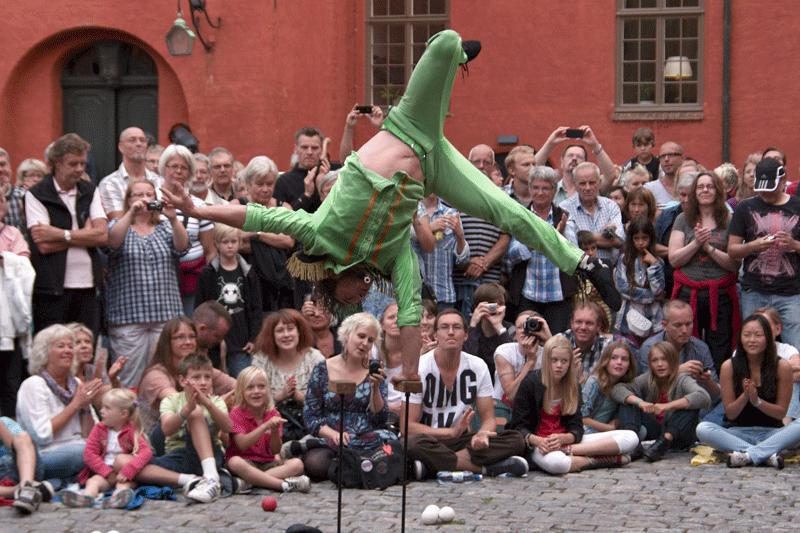 Savaitgalį Klaipėdoje siautės gatvės cirko artistai