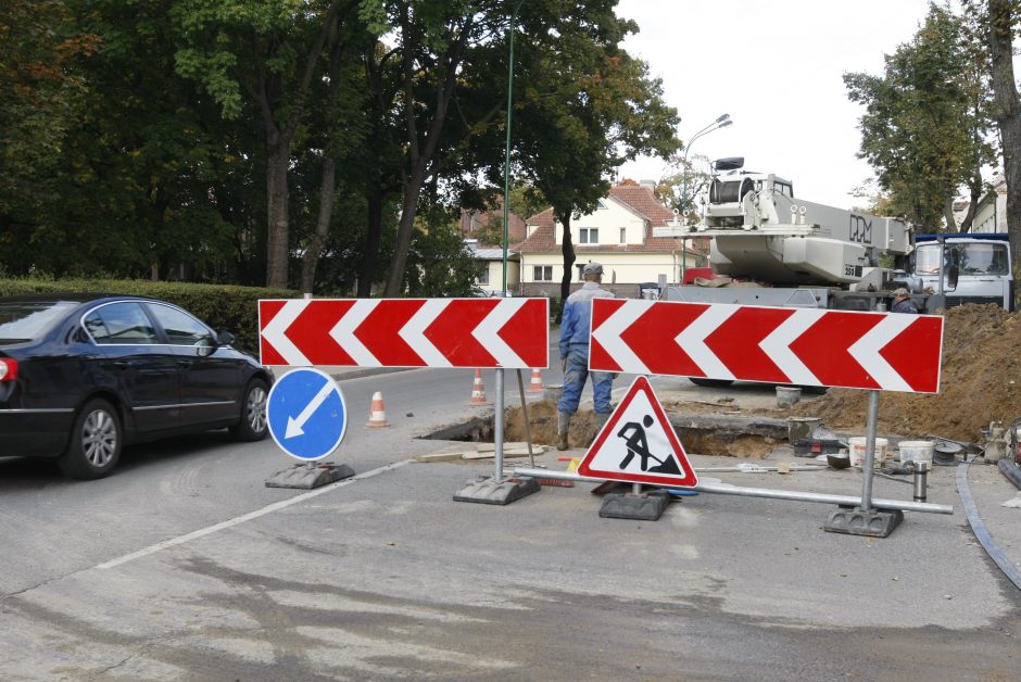 Liepų gatvėje išrausta duobė trikdė eismą