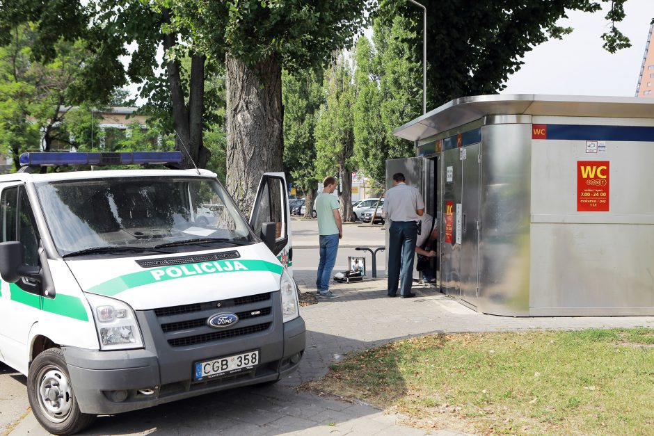 Centais susigundę vandalai turistus paliko be tualeto