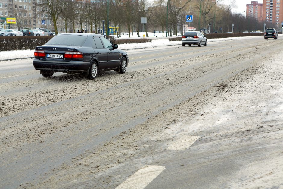 Kelininkai įspėja: rytų Lietuvoje yra slidžių ruožų, vakarų dalyje – rūkas