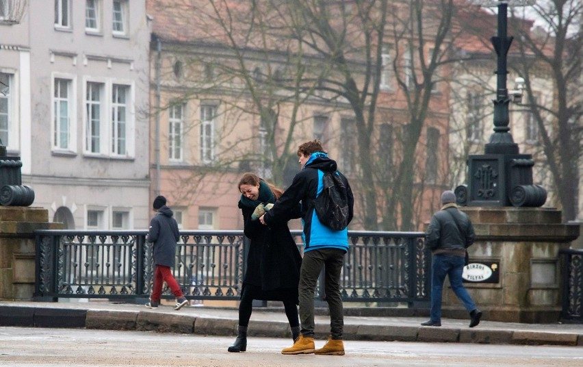 Klaipėdiečiai skatinti susimąstyti apie skriaudžiamas moteris