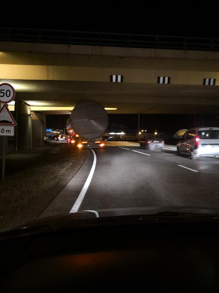 Sunkvežimis su cisterna įstrigo po viaduku