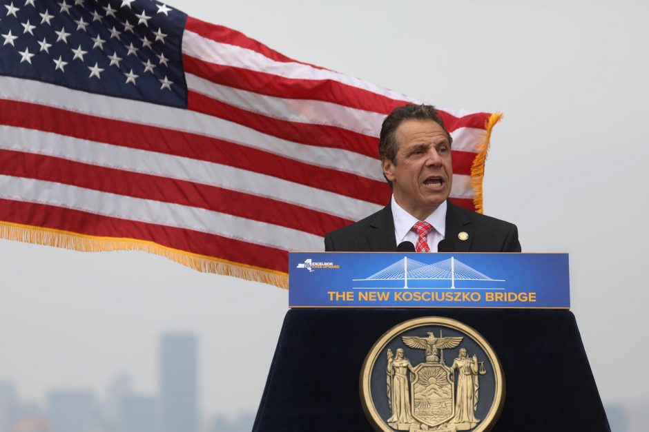 Niujorko valstijos gubernatorius skundžiasi negalįs išsimiegoti dėl „bilduko“