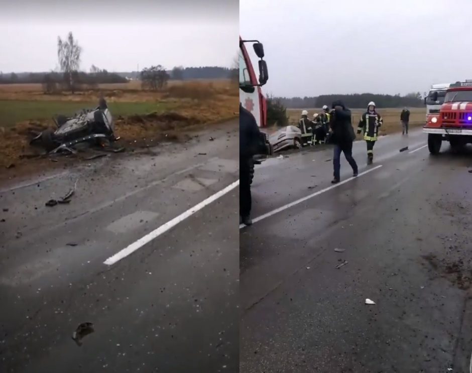 Girtas vairuotojas po avarijos bandė užsukti alkoholio butelį