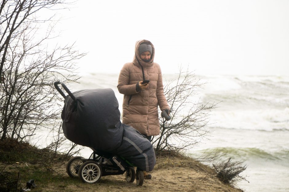 Laikas prie jūros: vieni grožėjosi, kiti – gaudė bangas