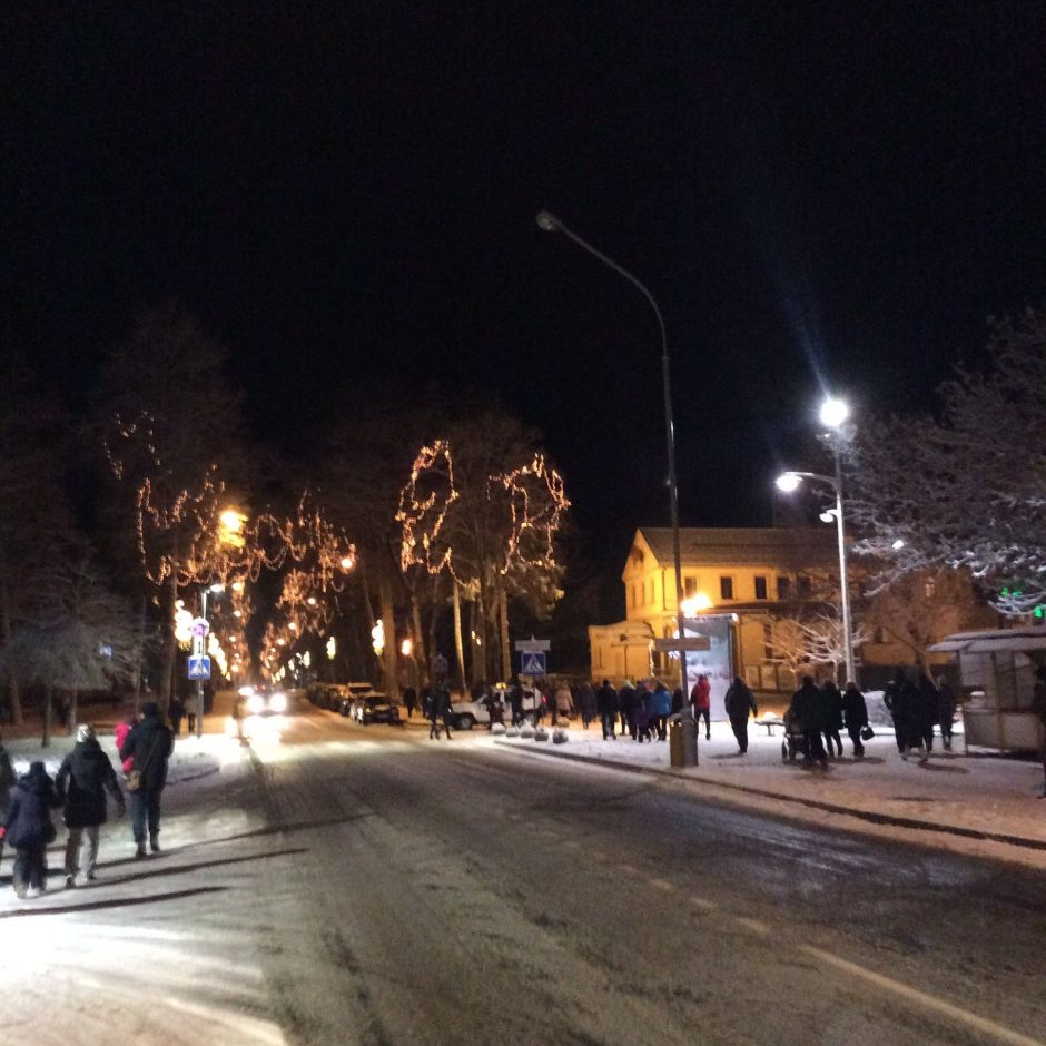 Palanga įžiebė miesto eglę ir suspindo tūkstančiais šventinių lempučių