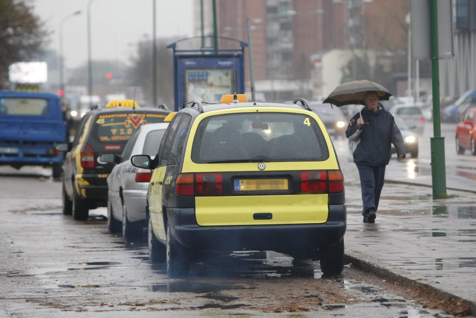 Spalvinti taksi automobilius neatsisakoma