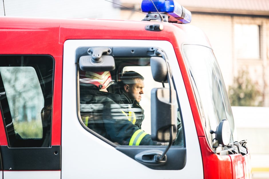 Vilniuje užsiliepsnojo gyvenamasis namas